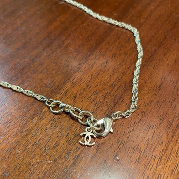 Chanel CC Logo Pearl Round Pendandt Necklace- Gold Tone, Made in France - Picture 4 of 6